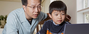 Cambridge Primary学生与家长在一起 